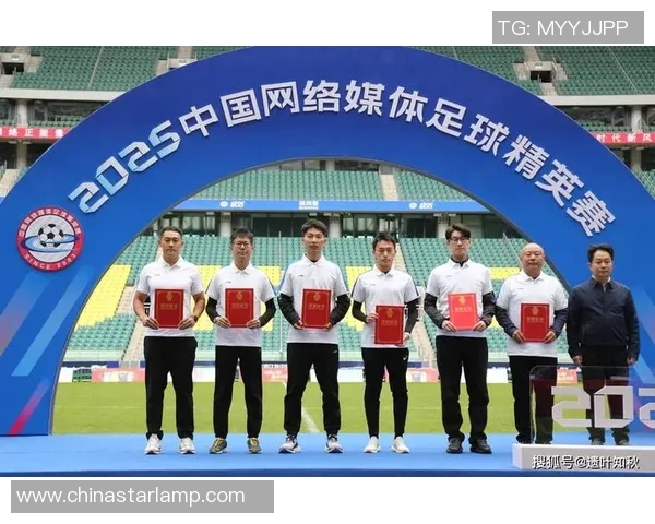 中国足球巨星亮相北京赛场 激烈对决点燃足球热情